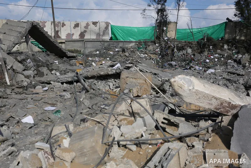 Palestinians look at a Hamas site, which according to the Gaza police, was hit by an Israeli air strike, in Deir El-Balah, in the central Gaza Strip March 16, 2017. Photo by Ashraf Amra