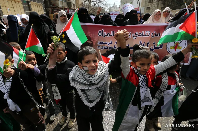 Palestinian children take part in a solidarity demonstration for Palestinian female prisoners in Israeli jails in front of International Red Cross office in Gaza City, Gaza on March 16, 2017. Photo by Ashraf Amra