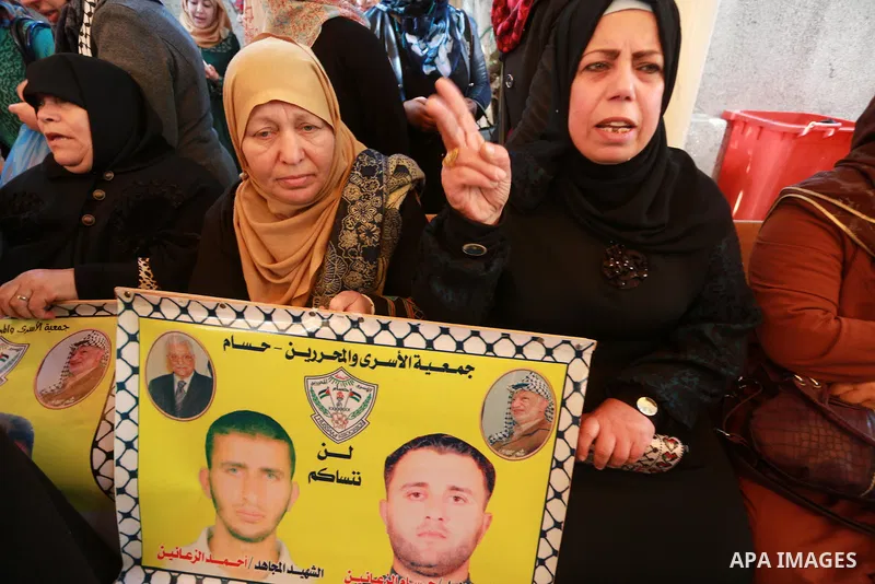 Palestinians hold placards during a protest to show solidarity with Palestinian prisoners held in Israeli Jails, in front of Red cross office in Gaza city, on March 20, 2017. Photo by Mohammed Asad