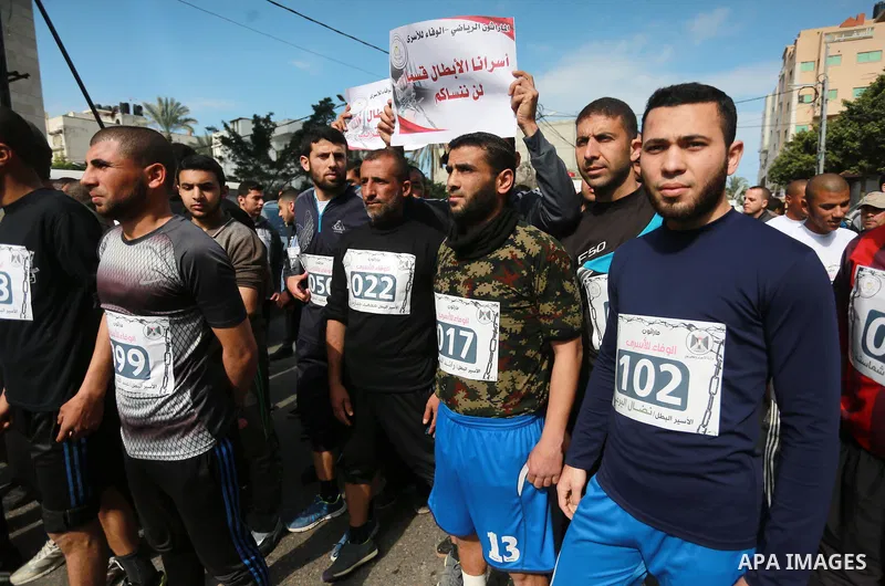 Palestinian youths take part in a marathon to show solidarity with Palestinian prisoners held in Israeli Jails, in front of Red cross office in Gaza city, on March 20, 2017. Photo by Mohammed Asad