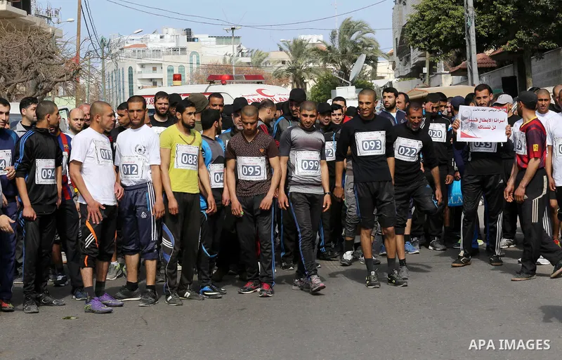 Palestinian youths take part in a marathon to show solidarity with Palestinian prisoners held in Israeli Jails, in front of Red cross office in Gaza city, on March 20, 2017. Photo by Mohammed Asad