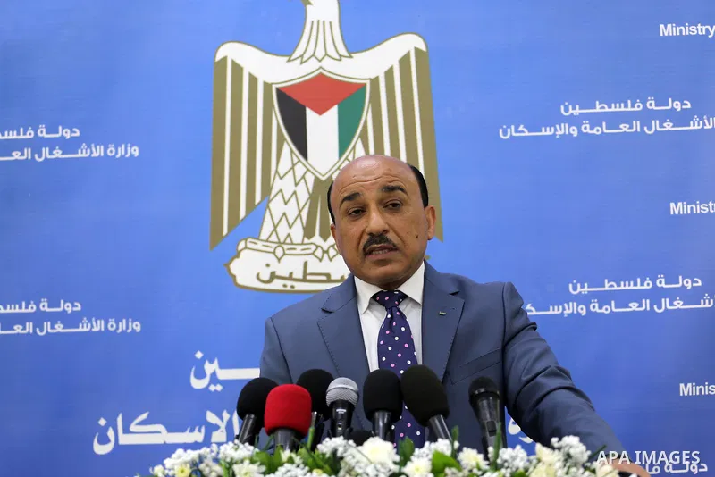 Palestinian Minister of public works and housing, Mofeed al-Hasayna speaks during a press conference in Gaza city on March 23, 2017. Photo by Mohammed Asad