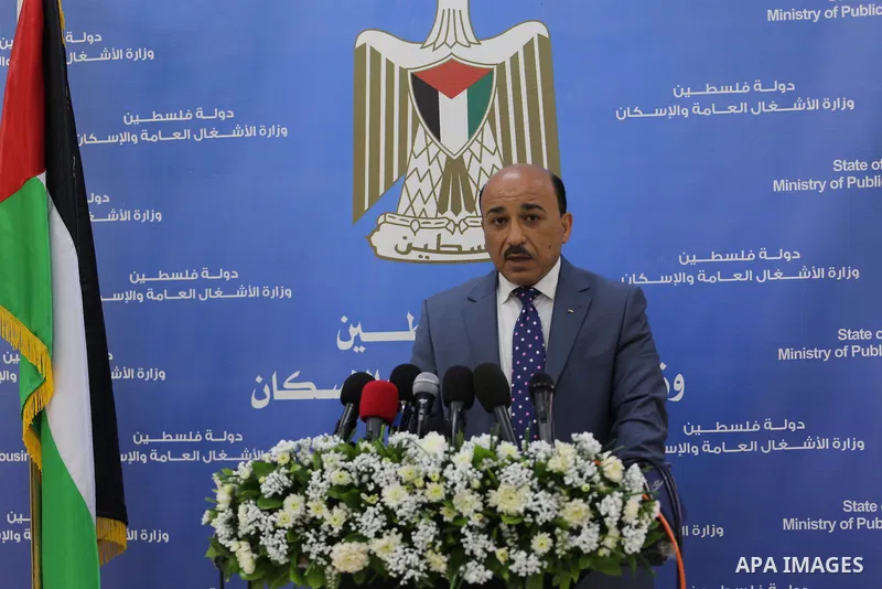 Palestinian Minister of public works and housing, Mofeed al-Hasayna speaks during a press conference in Gaza city on March 23, 2017. Photo by Mohammed Asad