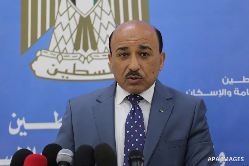 Palestinian Minister of public works and housing, Mofeed al-Hasayna speaks during a press conference in Gaza city on March 23, 2017. Photo by Mohammed Asad