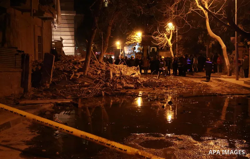 Egyptian civil defense members inspect the damage in front of the collapsed building in Garden City area in downtown Cairo on March 25, 2017. Photo by Amr Sayed