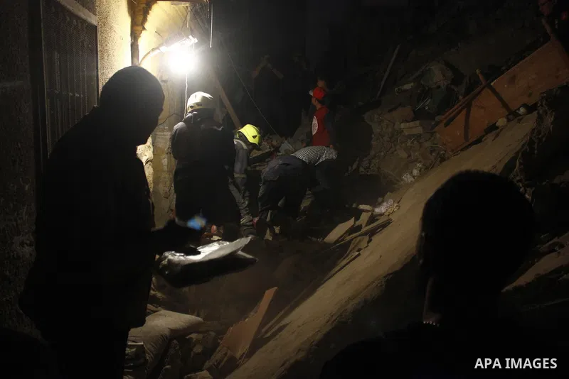 Egyptian civil defense members inspect the damage in front of the collapsed building in Boulak Abou El Ela, in Cairo on March 25, 2017. Photo by Amr Sayed
