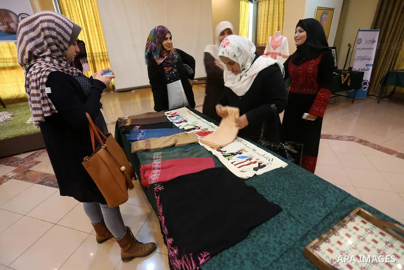 Palestinian Female prisoners take part in an exhibition of art works and handicrafts products organized by the Ministry of Interior, in Gaza city on March 26, 2016. Photo by Mohammed Asad