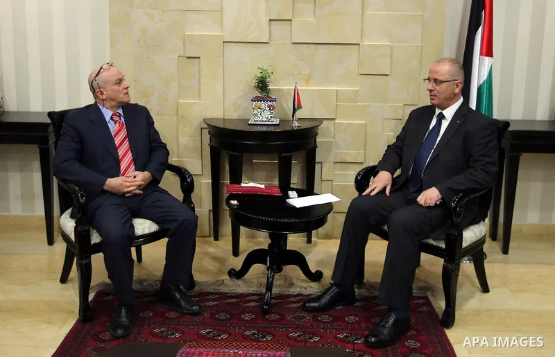 Palestinian Prime Minister Rami Hamdallah meets with A head of the Red Cross mission to Palestine Jack De Mayo, in the West Bank city of Ramallah, on March 27, 2017. Photo by Prime Minister Office