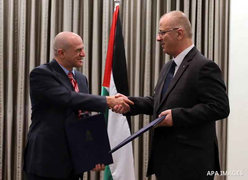 Palestinian Prime Minister Rami Hamdallah meets with A head of the Red Cross mission to Palestine Jack De Mayo, in the West Bank city of Ramallah, on March 27, 2017. Photo by Prime Minister Office