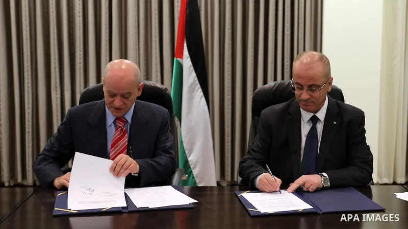 Palestinian Prime Minister Rami Hamdallah meets with A head of the Red Cross mission to Palestine Jack De Mayo, in the West Bank city of Ramallah, on March 27, 2017. Photo by Prime Minister Office