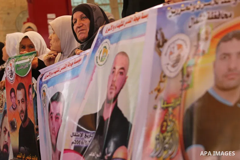 Palestinians hold placards during a protest to show solidarity with Palestinian prisoners held in Israeli Jails, in front of Red cross office in Gaza city, on March 27, 2017. Photo by Ashraf Amra