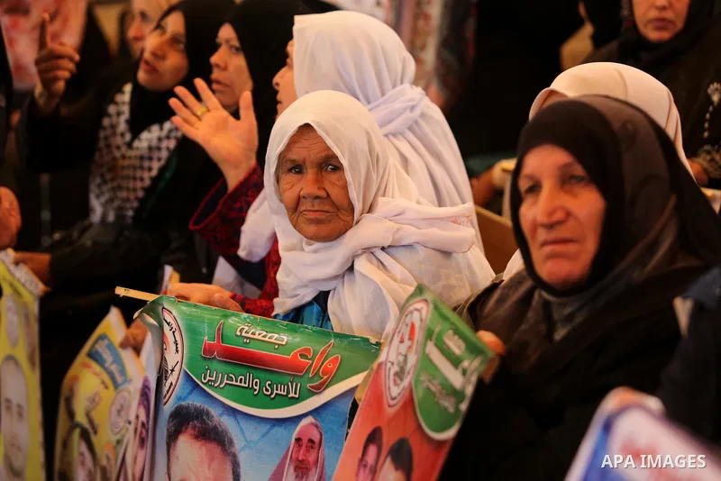Palestinians hold placards during a protest to show solidarity with Palestinian prisoners held in Israeli Jails, in front of Red cross office in Gaza city, on March 27, 2017. Photo by Ashraf Amra