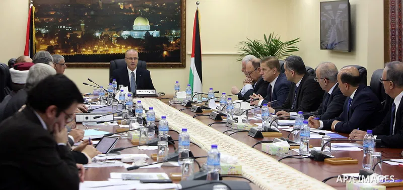 Palestinian Prime Minister Rami hamdallah heads the Palestinian cabinet meeting in the West Bank city of Ramallah on March 28, 2017. Photo by Prime Minister Office
