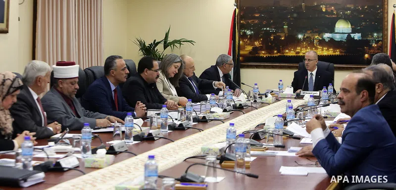 Palestinian Prime Minister Rami hamdallah heads the Palestinian cabinet meeting in the West Bank city of Ramallah on March 28, 2017. Photo by Prime Minister Office