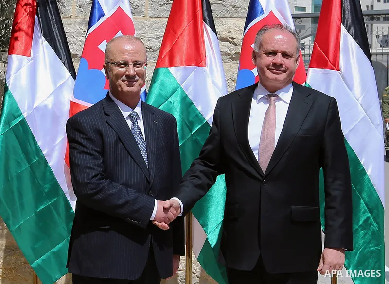 Palestinian Prime Minister Rami Hamdallah shakes hands with Andrej Kiska, President of the Slovak Republic, in the West Bank city of Ramallah, on March 28, 2017. Photo by Prime Minister Office