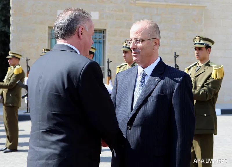 Palestinian Prime Minister Rami Hamdallah shakes hands with Andrej Kiska, President of the Slovak Republic, in the West Bank city of Ramallah, on March 28, 2017. Photo by Prime Minister Office