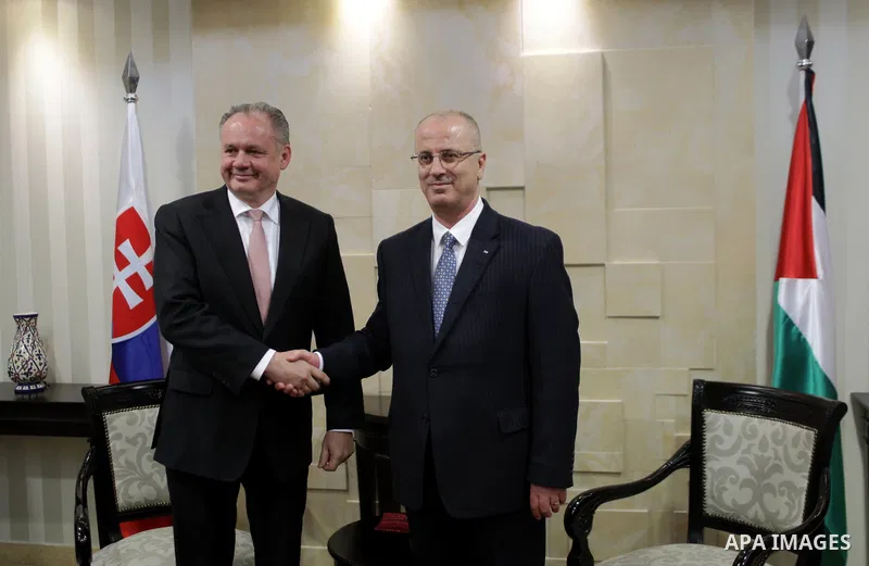 Palestinian prime minister Rami Hamdallah shakes hands with Slovak President Andrej, during a meeting in the West Bank city of Ramallah on March 28, 2017. apaimages/Fadi Arouri/Pool