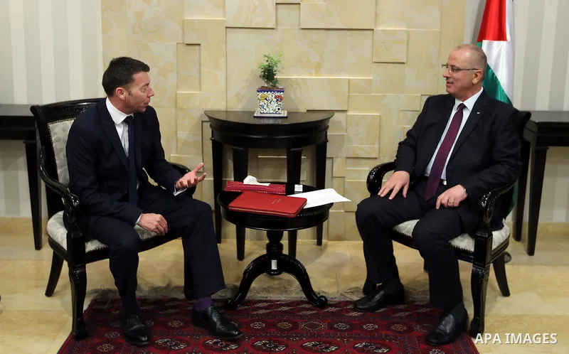 Palestinian Prime Minister Rami Hamdallah meets with Secretary-General of the British Labor Party, Ian Mcneishul, in the West Bank city of Ramallah on March 29, 2017. Photo by Prime Minister Office