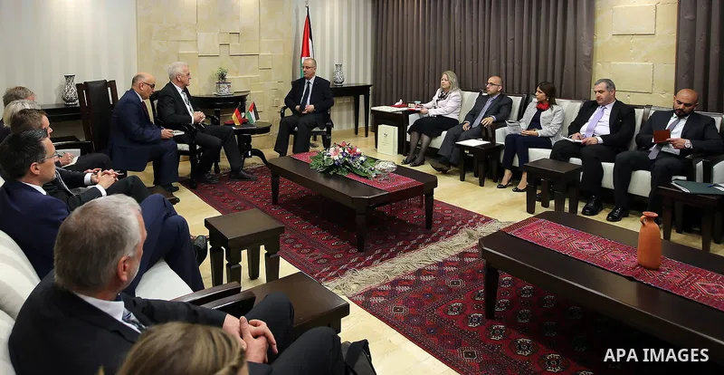 Palestinian Prime Minister Rami Hamdallah meets with Prime Minister of Baden-Wurttemberg, Germany, and Winfried Kretschmann, in the West Bank city of Ramallah on March 30, 2017.Photo by Prime Minister Office