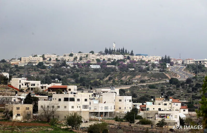 A picture taken from the West Bank city of Hebron on April 2, 2017 shows a view of the Kiryat Arba Jewish settlement on the outskirts of the Palestinian city. Photo by Wisam Hashlamoun