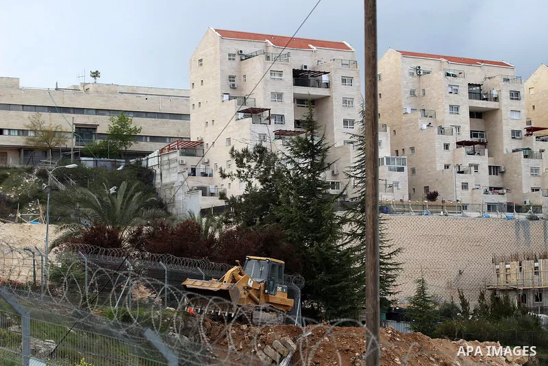 A picture taken from the West Bank city of Hebron on April 2, 2017 shows a view of the Kiryat Arba Jewish settlement on the outskirts of the Palestinian city. Photo by Wisam Hashlamoun