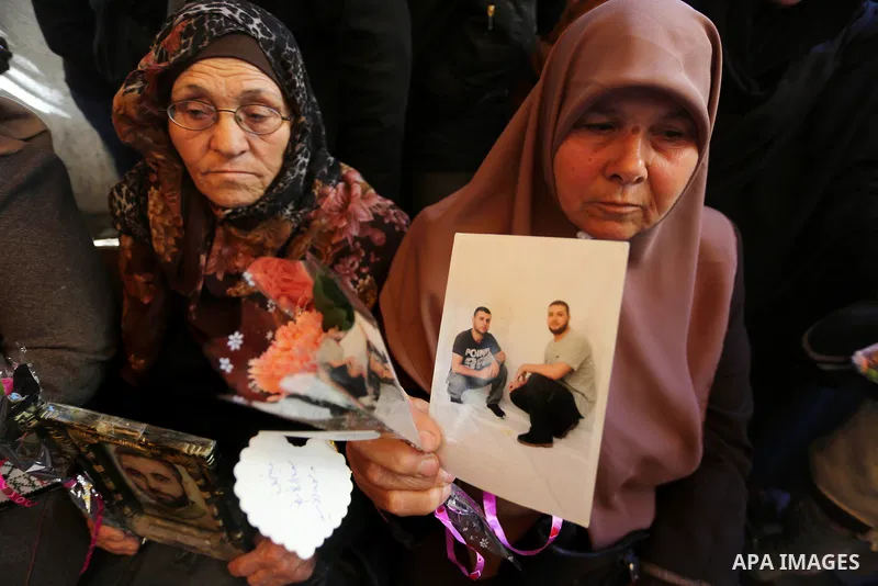 Palestinians hold placards during a protest to show solidarity with Palestinian prisoners held in Israeli Jails, in front of Red cross office in Gaza city, on April 03, 2017. Photo by Mohammed Asad