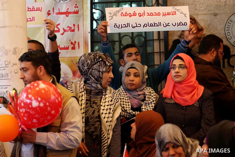 Palestinians hold placards during a protest to show solidarity with Palestinian prisoners held in Israeli Jails, in front of Red cross office in Gaza city, on April 03, 2017. Photo by Mohammed Asad