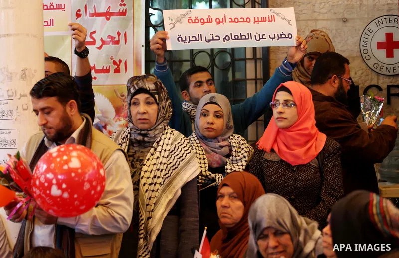 Palestinians hold placards during a protest to show solidarity with Palestinian prisoners held in Israeli Jails, in front of Red cross office in Gaza city, on April 03, 2017. Photo by Mohammed Asad