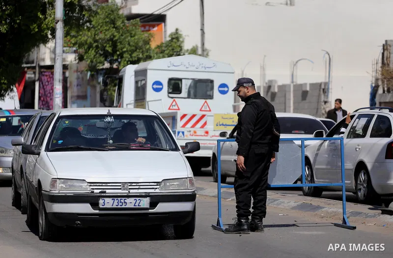 Palestinian policemen inspect cars at a check point at street in Gaza city, on April 04, 2017, coinciding Ministry of Interior in the Gaza Strip launches a week-long campaign to encourage "collaborators" with Israel to r...