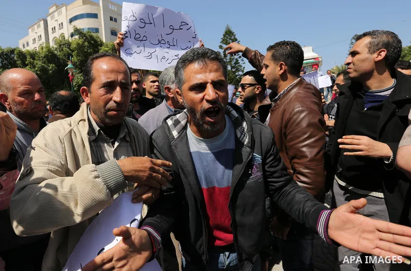 Palestinian employees paid by the Palestinian Authority take part in a protest against the decision of Palestinian goverment to deduct salaries of employees about 30%, in Gaza City April 5, 2017. Photo by Ashraf Amra