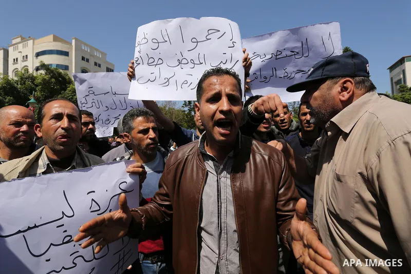 Palestinian employees paid by the Palestinian Authority take part in a protest against the decision of Palestinian goverment to deduct salaries of employees about 30%, in Gaza City April 5, 2017. Photo by Ashraf Amra