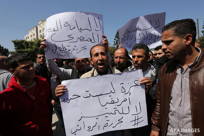 Palestinian employees paid by the Palestinian Authority take part in a protest against the decision of Palestinian goverment to deduct salaries of employees about 30%, in Gaza City April 5, 2017. Photo by Ashraf Amra
