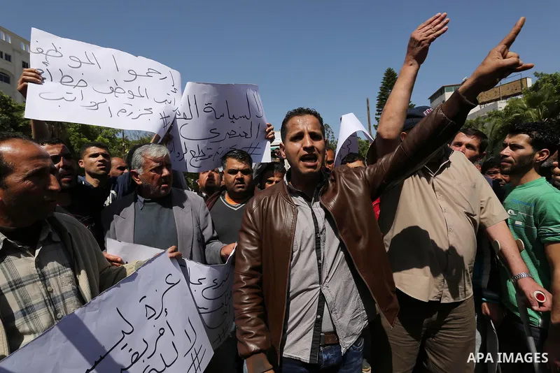 Palestinian employees paid by the Palestinian Authority take part in a protest against the decision of Palestinian goverment to deduct salaries of employees about 30%, in Gaza City April 5, 2017. Photo by Ashraf Amra