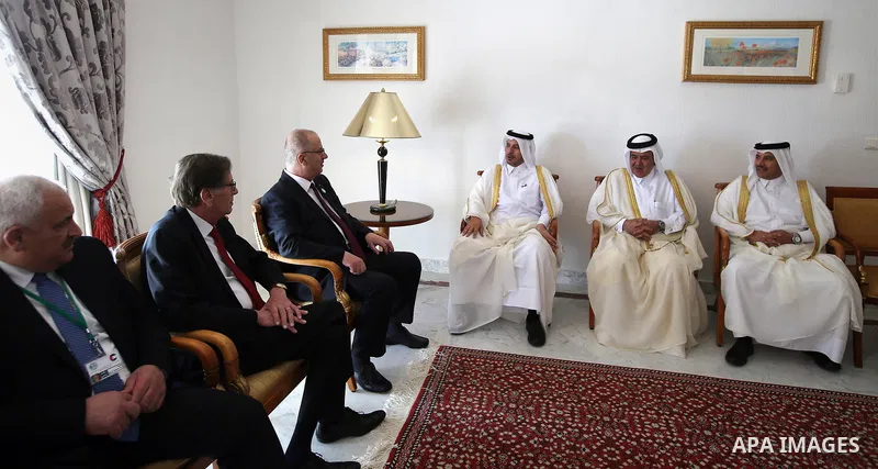 Palestinian Prime Minister Rami al-Hamadullah meets with the Qatari Prime Minister Sheikh Abdullah bin Nasser bin Khalifa al-Thani in Capital of Tunis on April 5, 2017. Photo by Prime Minister Office
