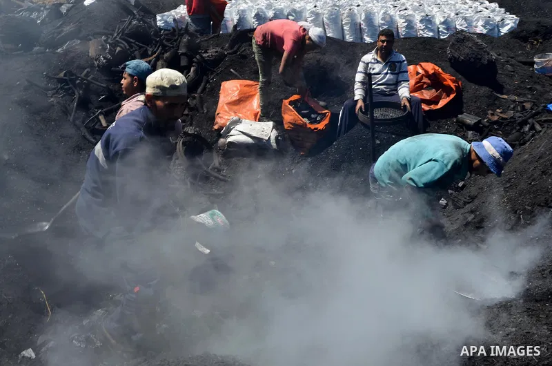 Egyptian workers collect a coal at a work field in Zagazig, Sharqiya Governorate, about 62.5 km (38.8 miles) northeast of Cairo, on April 5, 2017. Photo by Amr Sayed