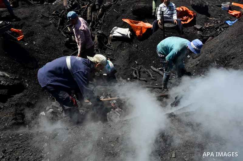 Egyptian workers collect a coal at a work field in Zagazig, Sharqiya Governorate, about 62.5 km (38.8 miles) northeast of Cairo, on April 5, 2017. Photo by Amr Sayed