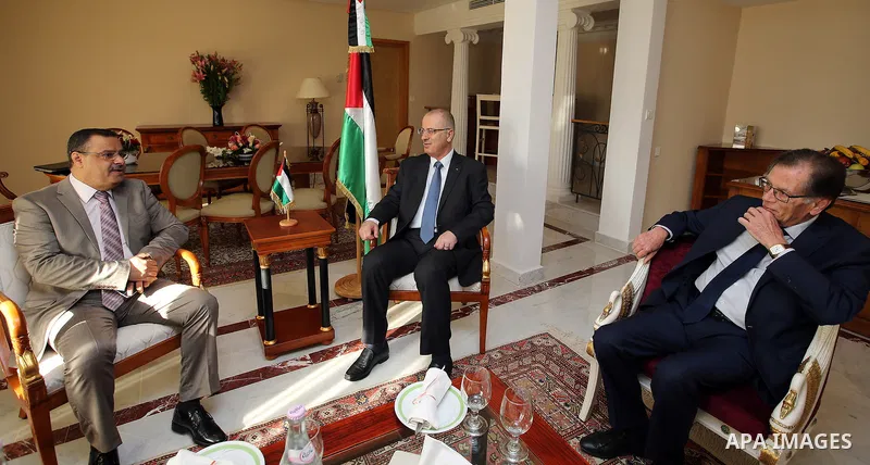 Palestinian Prime Minister Rami Hamdallah meets with Minister of Agriculture of Tunisia Samir El Tayeb, in Tunis on April 6, 2017. Photo by Prime Minister Office