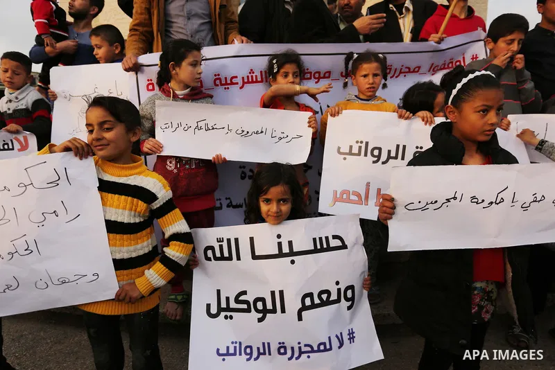 Palestinian employees take part in a protest in Rafah in the southern Gaza Strip on April 6, 2017 against a decision by the West Bank-based Palestinian Authority to impose pay cuts on its civil servants in the Gaza Strip...