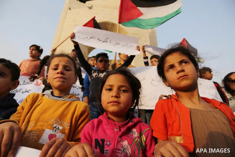 Palestinian employees take part in a protest in Rafah in the southern Gaza Strip on April 6, 2017 against a decision by the West Bank-based Palestinian Authority to impose pay cuts on its civil servants in the Gaza Strip...
