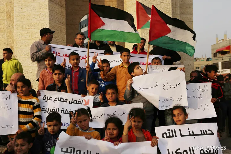Palestinian employees take part in a protest in Rafah in the southern Gaza Strip on April 6, 2017 against a decision by the West Bank-based Palestinian Authority to impose pay cuts on its civil servants in the Gaza Strip...