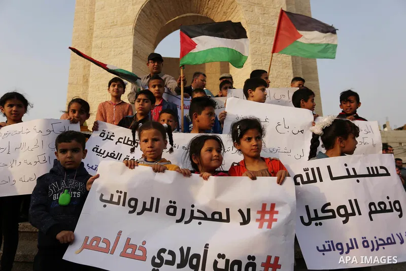 Palestinian employees take part in a protest in Rafah in the southern Gaza Strip on April 6, 2017 against a decision by the West Bank-based Palestinian Authority to impose pay cuts on its civil servants in the Gaza Strip...
