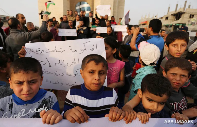 Palestinian employees take part in a protest in Rafah in the southern Gaza Strip on April 6, 2017 against a decision by the West Bank-based Palestinian Authority to impose pay cuts on its civil servants in the Gaza Strip...
