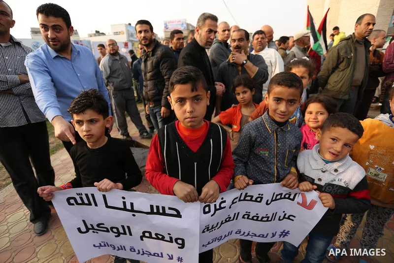 Palestinian employees take part in a protest in Rafah in the southern Gaza Strip on April 6, 2017 against a decision by the West Bank-based Palestinian Authority to impose pay cuts on its civil servants in the Gaza Strip...