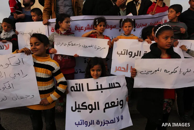 Palestinian employees take part in a protest in Rafah in the southern Gaza Strip on April 6, 2017 against a decision by the West Bank-based Palestinian Authority to impose pay cuts on its civil servants in the Gaza Strip...