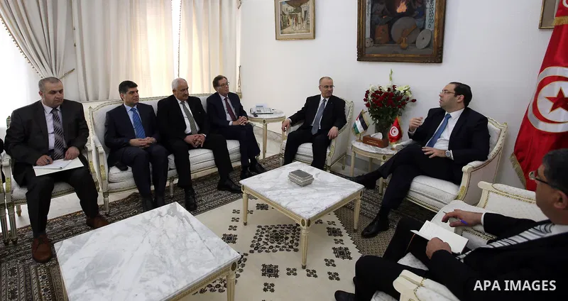 Palestinian Prime Minister Rami Hamdallah meets with Tunisian Prime Minister Youssef Chahed in Tunis, Tunisia on April 7, 2017. Photo by Prime Minister Office