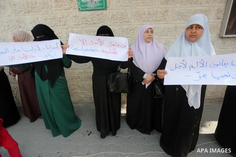 Palestinian women hold banners during a protest to mark Palestinian Prisoner Day, in front of Red cross office in Gaza city, on April 08, 2017. Photo by Mohammed Asad