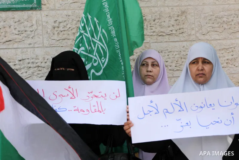 Palestinian women hold banners during a protest to mark Palestinian Prisoner Day, in front of Red cross office in Gaza city, on April 08, 2017. Photo by Mohammed Asad