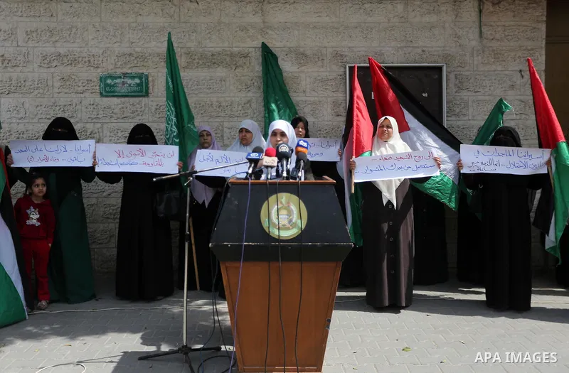 Palestinian women hold banners during a protest to mark Palestinian Prisoner Day, in front of Red cross office in Gaza city, on April 08, 2017. Photo by Mohammed Asad