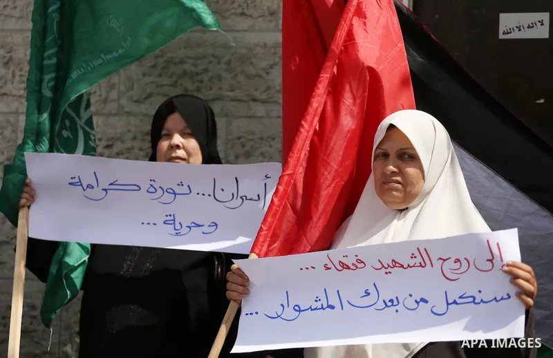 Palestinian women hold banners during a protest to mark Palestinian Prisoner Day, in front of Red cross office in Gaza city, on April 08, 2017. Photo by Mohammed Asad