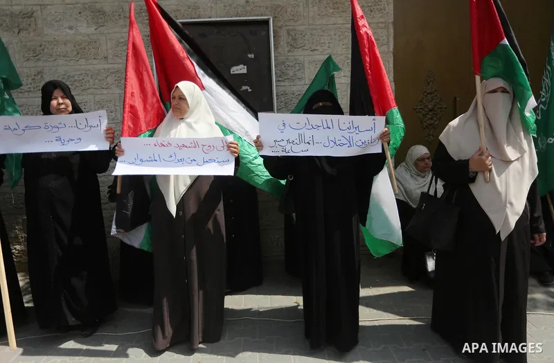 Palestinian women hold banners during a protest to mark Palestinian Prisoner Day, in front of Red cross office in Gaza city, on April 08, 2017. Photo by Mohammed Asad